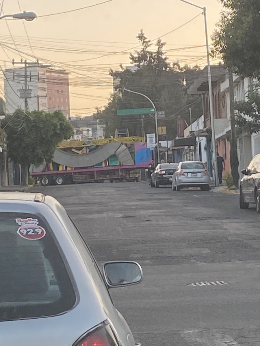 rejasaca's tweet photo. Bloqueada la 33 sur, remolque de juego Mecanico @SSPGobPue @dirtransitopue https://t.co/aFCldyOVMP