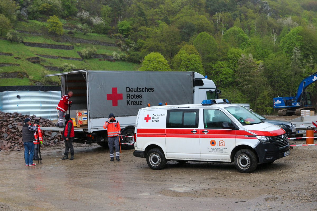 BBK_Bund's tweet photo. Seit 10 Monaten sind Einheiten von #BBK &amp; Partnern in den #Hochwassergebieten in #RLP und #NRW im Einsatz. Dabei: Fahrzeuge des #Labor5000. Durch deren #Geländefähigkeit werden sie in zerstörten Abschnitten im #Ahrtal eingesetzt &amp; erleichtern so die Arbeit der Einsatzkräfte. https://t.co/5fi44ZhsWJ