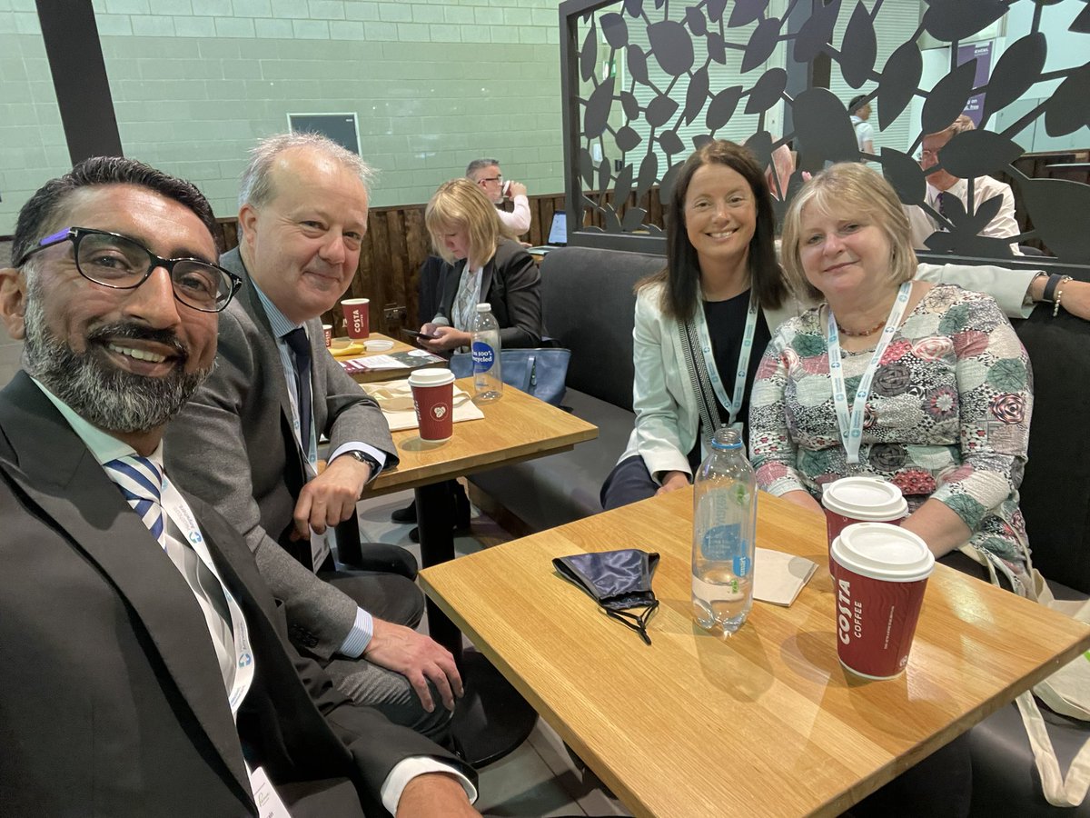 DigitalPhamcist's tweet photo. @ParkeAileen @CPCongress @DrRaniKhatib @M_YousafAhmad @GhalibMK @PharmaSupport @RSharmaPharma @PharmaJones @Pharmacistdaz @PharMag_Richard Lovely to catch up with @ParkeAileen and @eamailey 

#digitalChat #CPCongress https://t.co/rBSD1Nl5wk