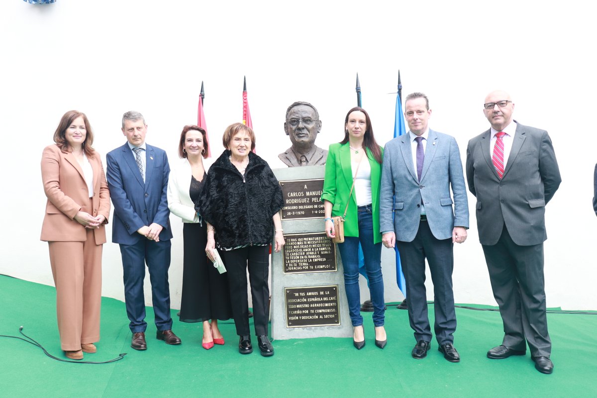 JuntaAsturias's tweet photo. Acto de homenaje de Tineo a Carlos Manuel Rodríguez, el empresario tinetense fallecido que fue el impulsor del grupo cafetero @Cafento. Ha intervenido el presidente de la @JuntaAsturias, @Marcelotineo, que ha estado acompañado por el alcalde, José Ramón Feito https://t.co/RsE9ZyLDDP