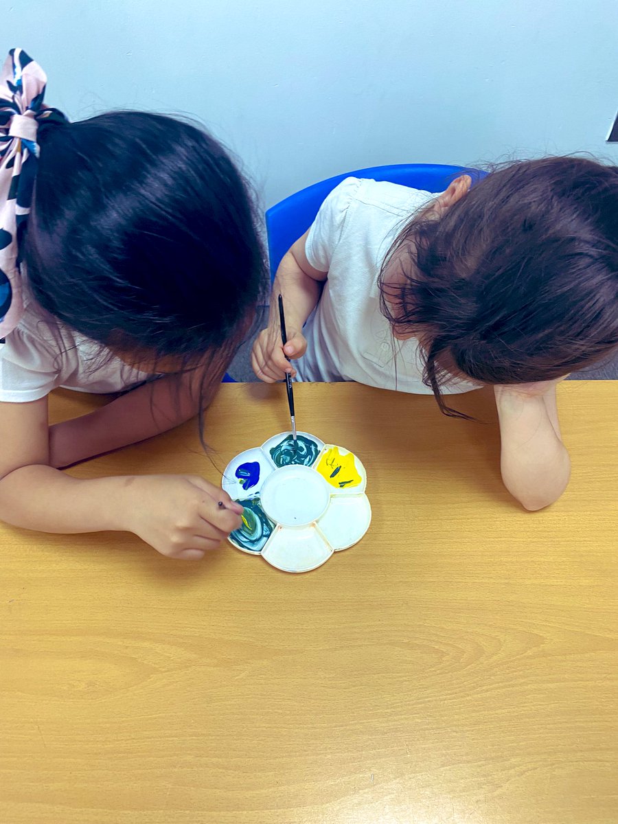 EPA_Y1_Y2's tweet photo. #EPAArt, we are mixing primary colours to make secondary colours in #EPAOctopus class https://t.co/rGmxY9s2f3