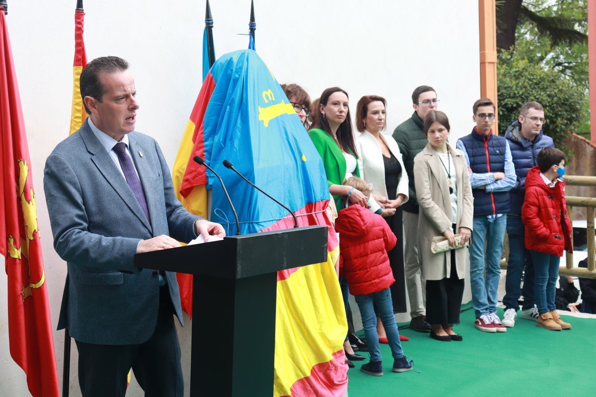 JuntaAsturias's tweet photo. Acto de homenaje de Tineo a Carlos Manuel Rodríguez, el empresario tinetense fallecido que fue el impulsor del grupo cafetero @Cafento. Ha intervenido el presidente de la @JuntaAsturias, @Marcelotineo, que ha estado acompañado por el alcalde, José Ramón Feito https://t.co/RsE9ZyLDDP