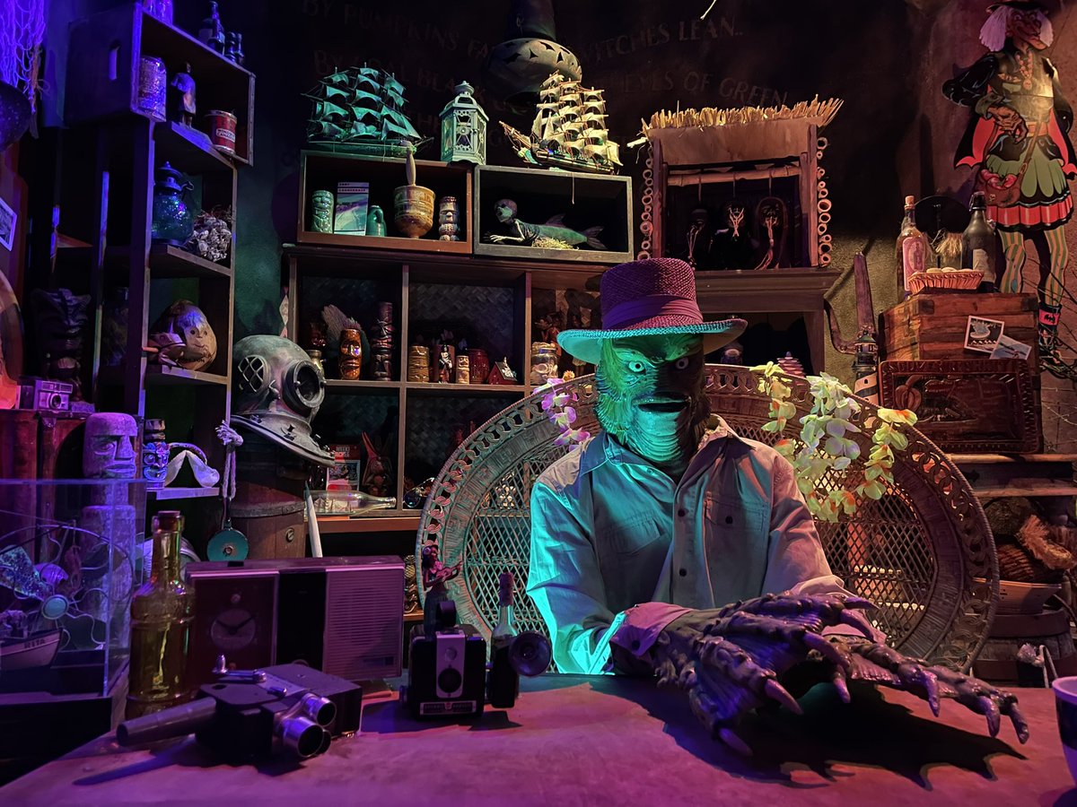 UniNewsToday's tweet photo. FIRST LOOK: Universal Monsters have taken over the All Hallows Hula Boutique for the summer! https://t.co/rESLHY6mVj