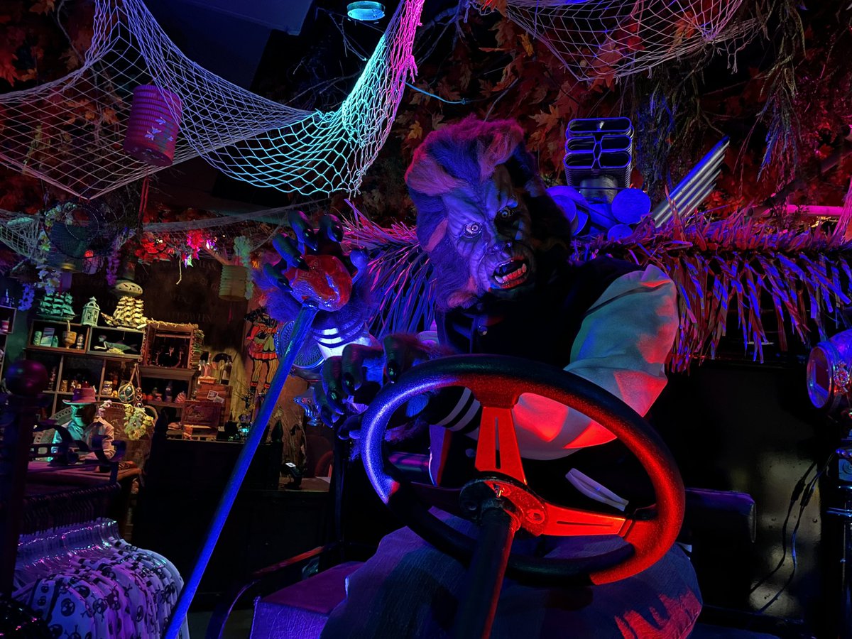 UniNewsToday's tweet photo. FIRST LOOK: Universal Monsters have taken over the All Hallows Hula Boutique for the summer! https://t.co/rESLHY6mVj