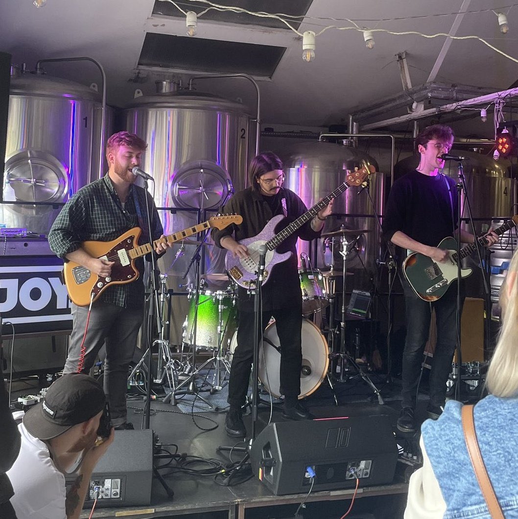 thelorebitch's tweet photo. LOVEJOY PERFORMING WITHOUT ME BEING THERE TO WATCH??? WTF https://t.co/aCi4rMvOky