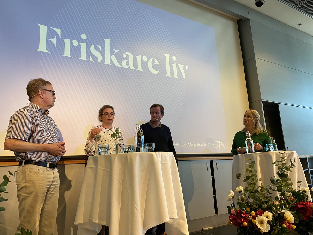 AochAF's tweet photo. Journalisten Cecilia Granestrand från @dagenssamhalle frågar tre forskare från astma/allergiområdet om det behövs mer pengar till forskning. Svaret är ja. Lättare att få pengar tex till forskning om KOL. #svensktallergiprogram #forskning #allergier #kongress https://t.co/tj7ejBpI1s