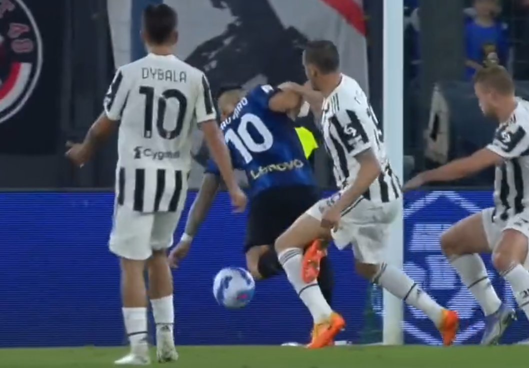DocRiserva's tweet photo. Indovinate un po' dove hanno dato rigore e dove no... ๐
@AIA_it ๐ฉ๐ฉ๐ฉ
#JuveInter #CoppaItaliaFrecciarossa #Lautaro #EntellaFoggia #playoff #SerieC https://t.co/dMLH77RSu4