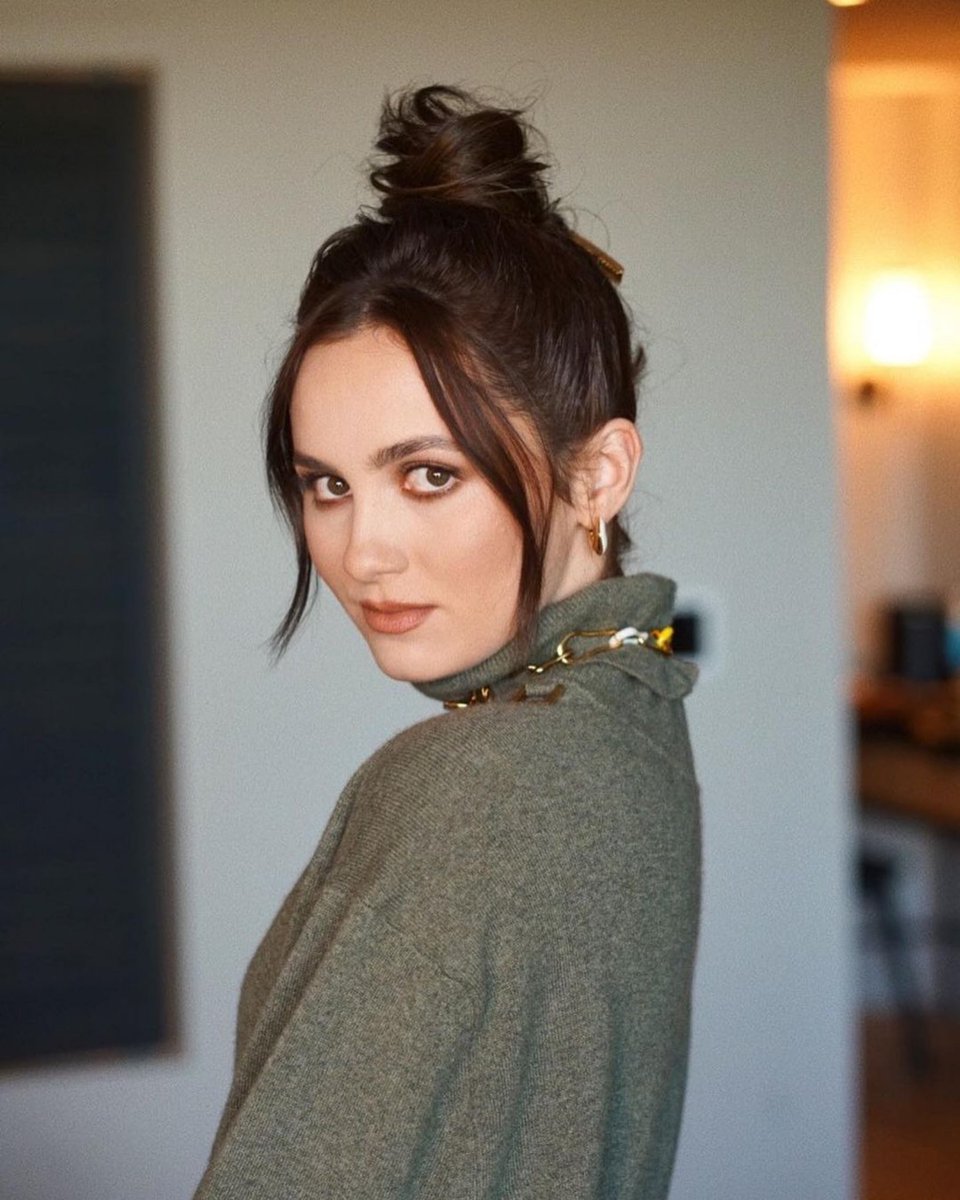 maude apatow at the louis vuitton 2023 cruise show