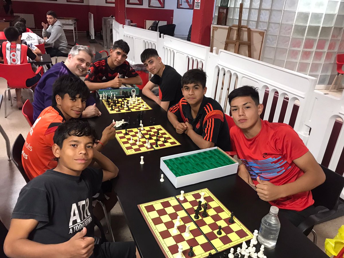 RiverClub1901's tweet photo. ♟️⚽️ A partir de un trabajo en conjunto con River Cultural, los jugadores de distintas categorías de Fútbol Formativo participaron de jornadas de ajedrez en las que ejercitaron su concentración, estrategia y demás beneficios que brinda esta disciplina. https://t.co/Sl6Nq8Wp5u