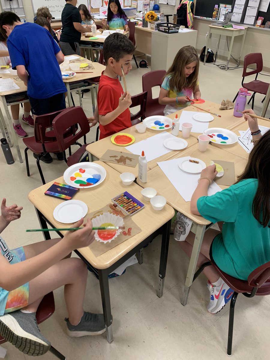 missbryla's tweet photo. 2/2 -  Spring art in progress 🎨 https://t.co/3itAeYBza7