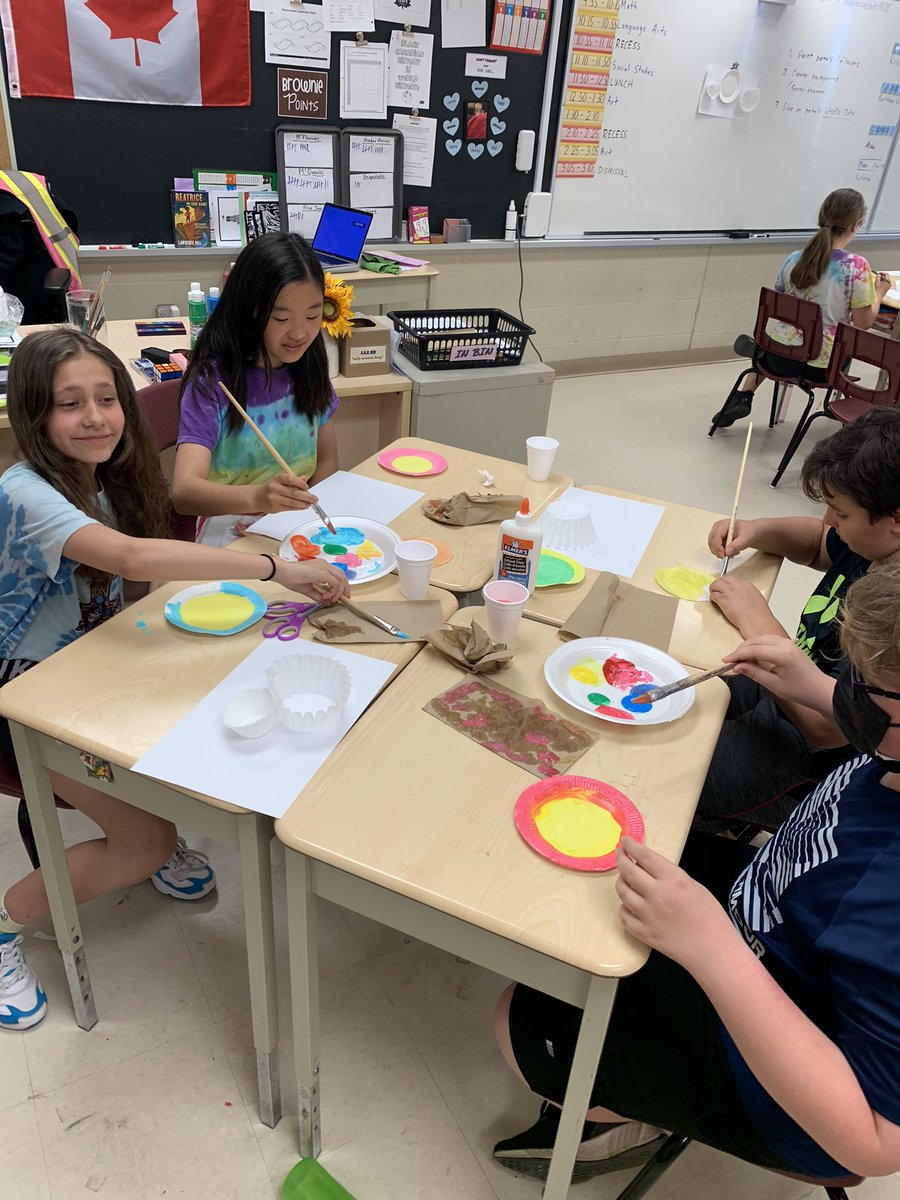 missbryla's tweet photo. 2/2 -  Spring art in progress 🎨 https://t.co/3itAeYBza7