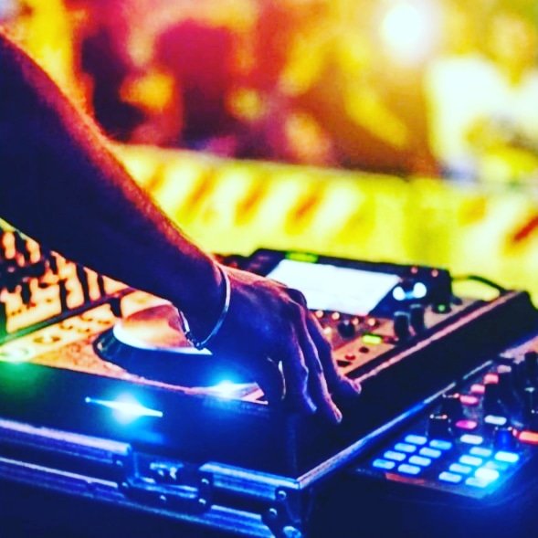 OrixeMusic's tweet photo. Prepárate...Estamos preparando el verano!!!!❤❤👍👍
.
#verano #dj #agencia #eventos #club https://t.co/D9bxG7nNth