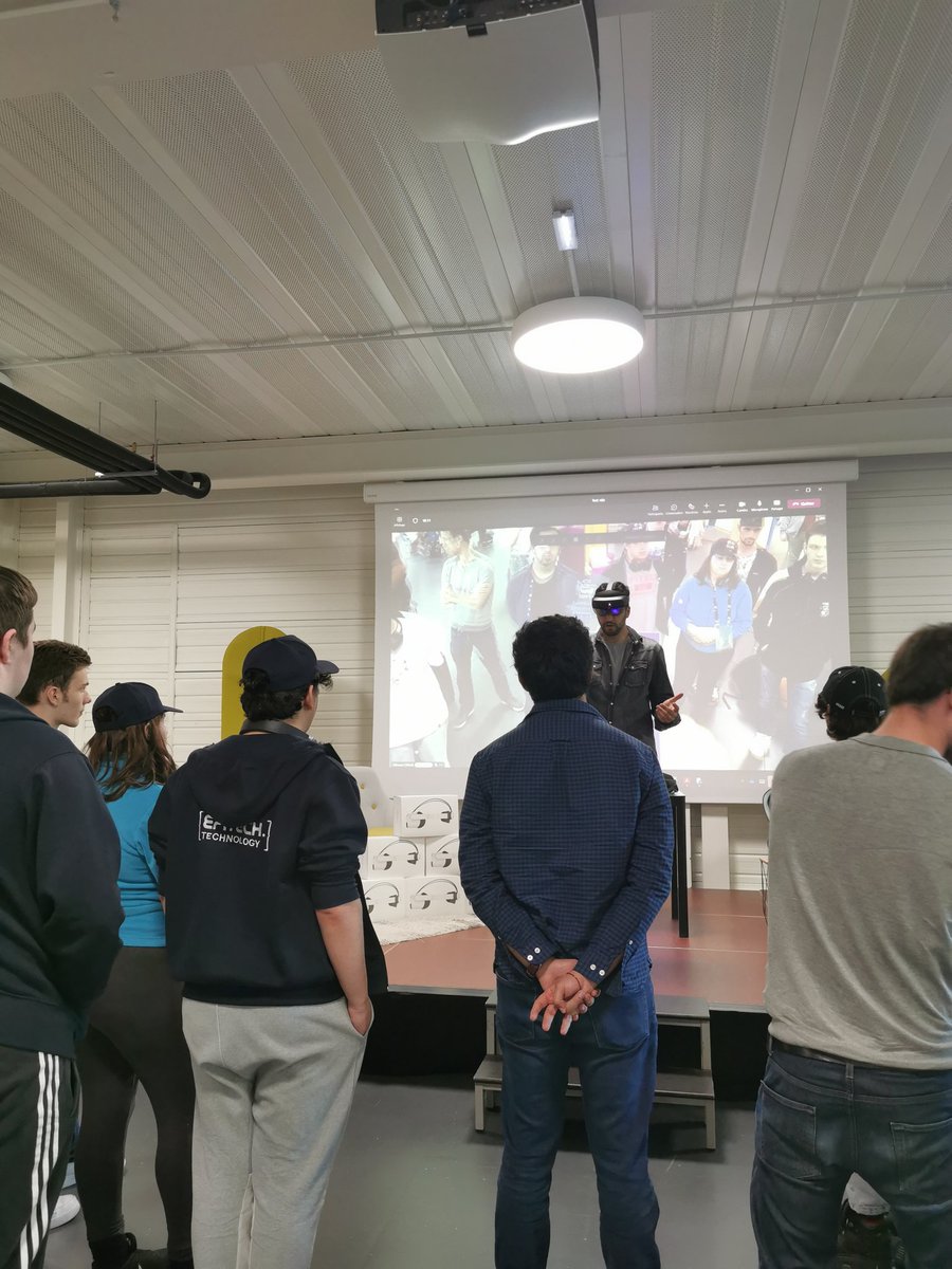 msdev_fr's tweet photo. 👩‍💻👨‍💻 La GameJam est lancée ! Et si on commençait avec une démo #Hololens2 avec @Othmanchiheb? On ne sait jamais... Si certains veulent développer leur jeu dessus 😉
#ReadyDevOne https://t.co/CPeuzT0K2X