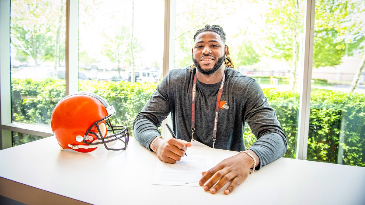 Browns's tweet photo. OFFICIAL: Rookie deals inked ✍️

@DB3LL | @AlexWright_16 | @MartyMargg1 | @isaiahthomas95 https://t.co/9QbEHDsmfH