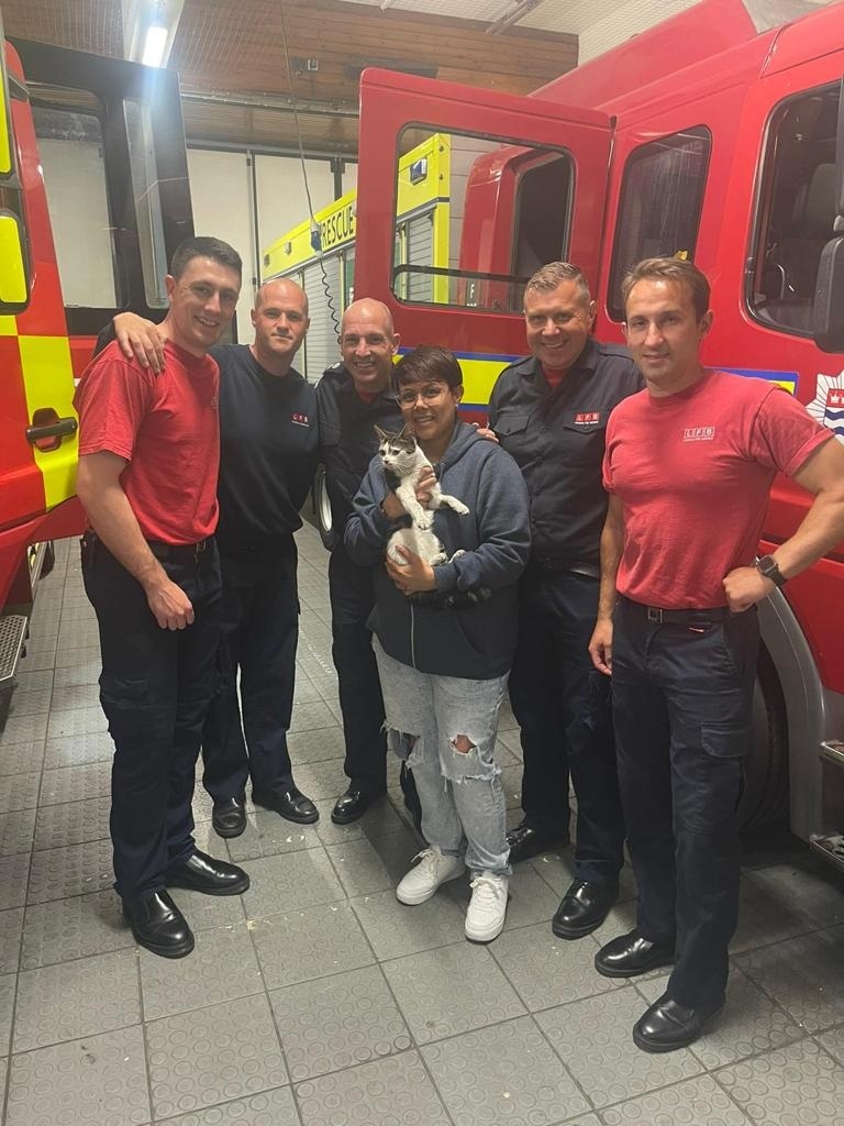 A #BethnalGreen cat missing for more than a week has been reunited with his owners thanks to <a href="/LFBTowerHamlets/">LFBTowerHamlets</a> firefighters. Mikey got himself stuck in a car engine &amp; had an adventure back to the fire station before being reunited with his delighted family orlo.uk/QvZuS