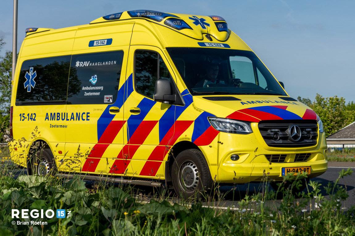 regio15's tweet photo. Aanrijding busje en auto op de #N209 #Hoefweg in #Bleiswijk. Enkele inzittenden zijn onderzocht door het ambulancepersoneel (uit Haaglanden). https://t.co/KXeQUaZIq7