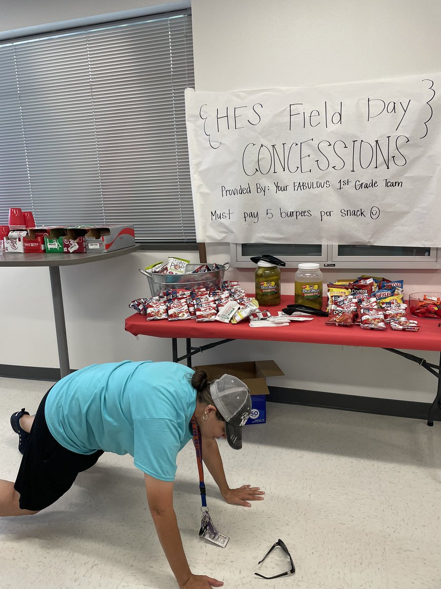 TraciLRay's tweet photo. @HESPanthers  field day. Putting in work for a pickle!! ##Heritageishome #HESfielddayfun https://t.co/2ULE6qPKme
