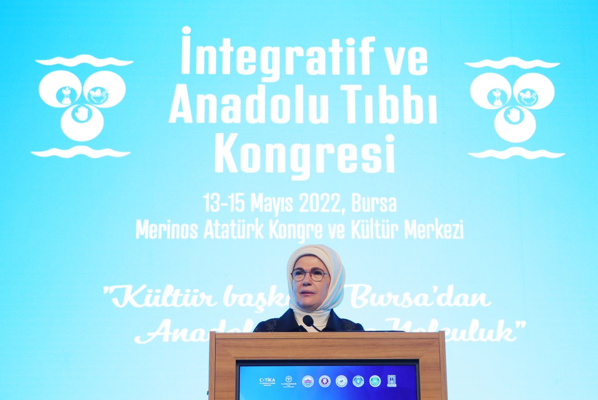 EmineErdogan's tweet photo. Bursa'da bugün katıldığım İntegratif ve Anadolu Tıbbı Kongresi, geleneksel tıbbın modern tıbbın bir tamamlayıcısı olarak, insan sağlığındaki değerinin anlaşılması için son derece önemli. Kongrenin, Geleneksel Anadolu Tıbbı'nın özüne ışık tutacağına inanıyorum. @sbuedutr https://t.co/V1dzcCMazH