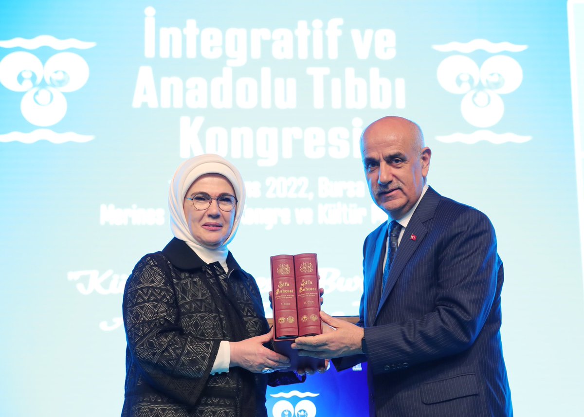 EmineErdogan's tweet photo. Bursa'da bugün katıldığım İntegratif ve Anadolu Tıbbı Kongresi, geleneksel tıbbın modern tıbbın bir tamamlayıcısı olarak, insan sağlığındaki değerinin anlaşılması için son derece önemli. Kongrenin, Geleneksel Anadolu Tıbbı'nın özüne ışık tutacağına inanıyorum. @sbuedutr https://t.co/V1dzcCMazH