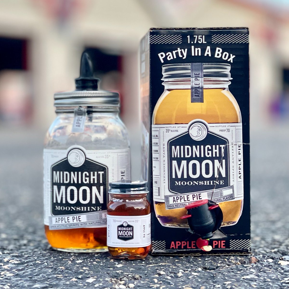 midnightmoonusa's tweet photo. America's favorite pie, America's favorite 'Shine! 🍎🥧 It's a family affair over here with our best-selling moonshine, Midnight Moon Apple Pie.
No extracts. No color additives. No artificial flavors. No bull. Now, are you gonna take a sip from the jar or the box? #ItsShineTime https://t.co/p379AI3RX4
