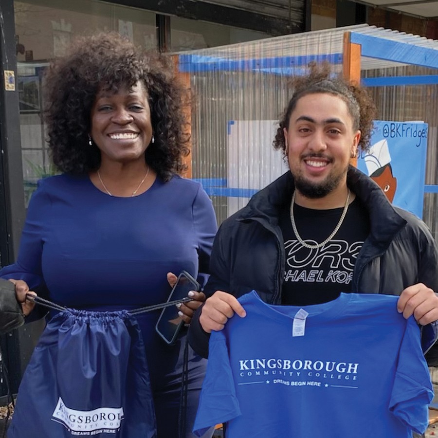 CASEAdvance's tweet image. This college president personally visits incoming students to welcome them to college—sending the message that “this journey they are embarking on is important,&quot; says @CUNYKCCPRES. 👏👏👏

Inside the @CUNYkcc Welcome Wagon, in #CASEcurrents: bit.ly/3yEXpU7
#casecc