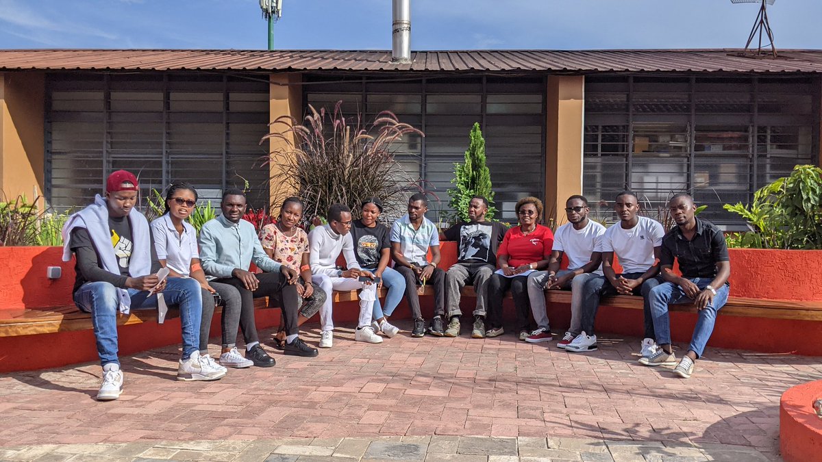 kemnique's tweet photo. Abantu mwaje kuri @RBCRwanda muri abo gushimirwa cyane gutanga amaraso ntako bisa nubwo ayanjye bahise bayamena ngo aranduye😂😂😂😂 . https://t.co/SpZtZovHBm