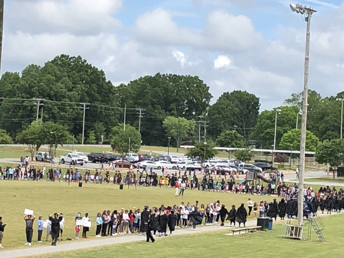 ForestviewHigh's tweet photo. Congrats class of 22 and thank you W.A.Bess for hosting our Senior Walk. https://t.co/WCaGJDyBrb