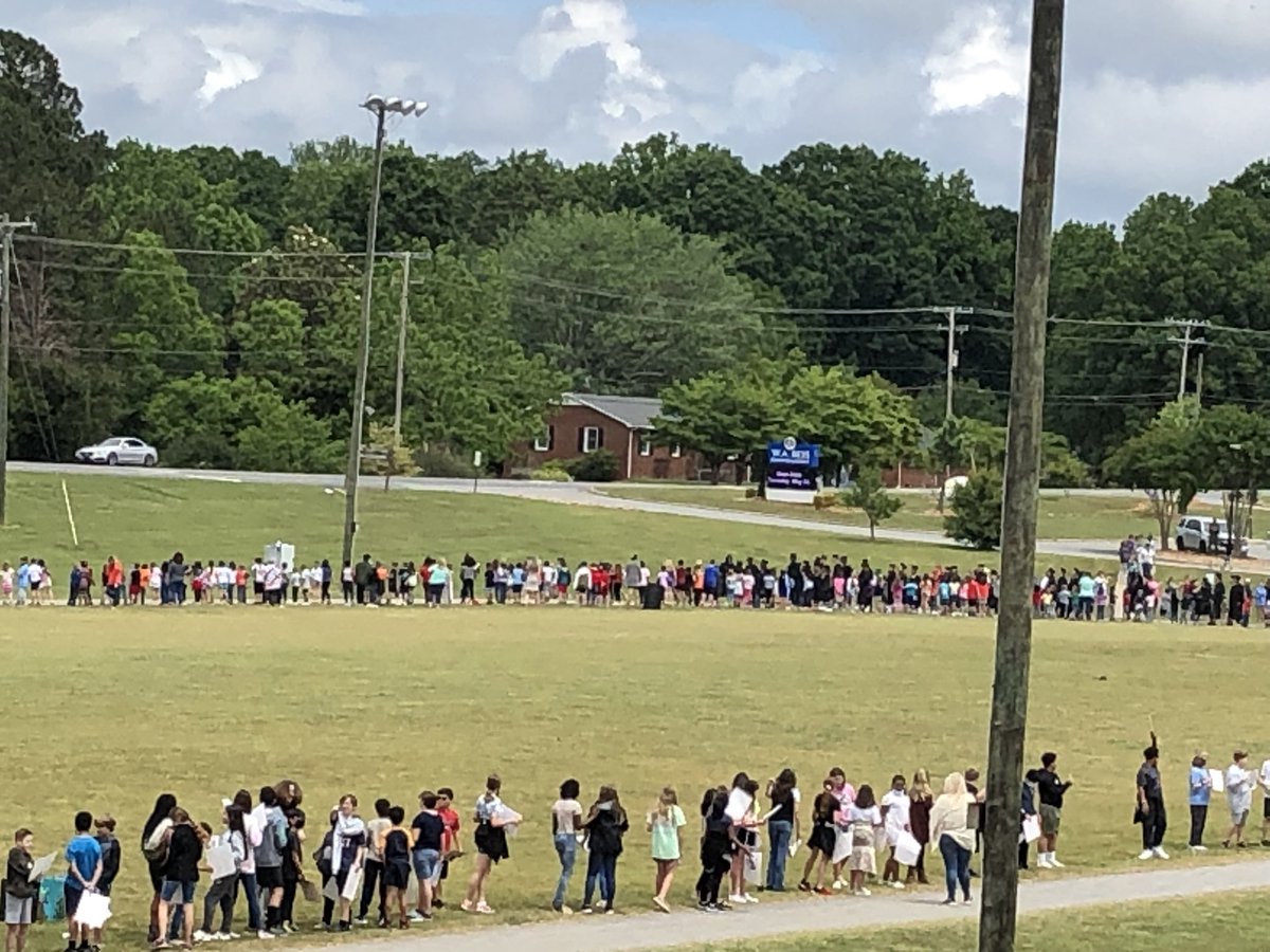 ForestviewHigh's tweet photo. Congrats class of 22 and thank you W.A.Bess for hosting our Senior Walk. https://t.co/WCaGJDyBrb
