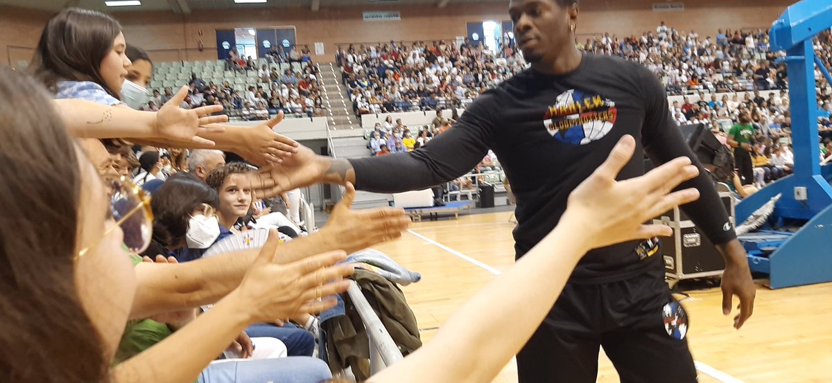 DaniEPAP's tweet photo. Comienza el espectáculo de los @Globies #HarlemGlobeTrotters en #Murcia
¡Vamos! #SpreadGame https://t.co/axeL4qoKEg