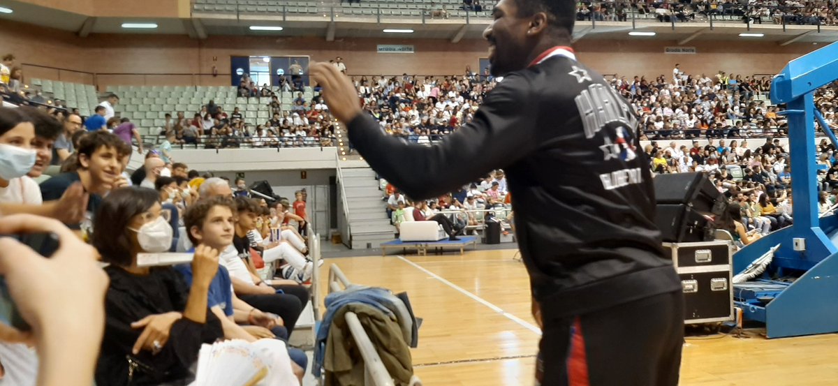 DaniEPAP's tweet photo. Comienza el espectáculo de los @Globies #HarlemGlobeTrotters en #Murcia
¡Vamos! #SpreadGame https://t.co/axeL4qoKEg