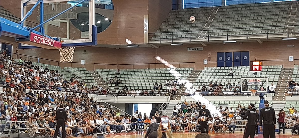 DaniEPAP's tweet photo. Comienza el espectáculo de los @Globies #HarlemGlobeTrotters en #Murcia
¡Vamos! #SpreadGame https://t.co/axeL4qoKEg