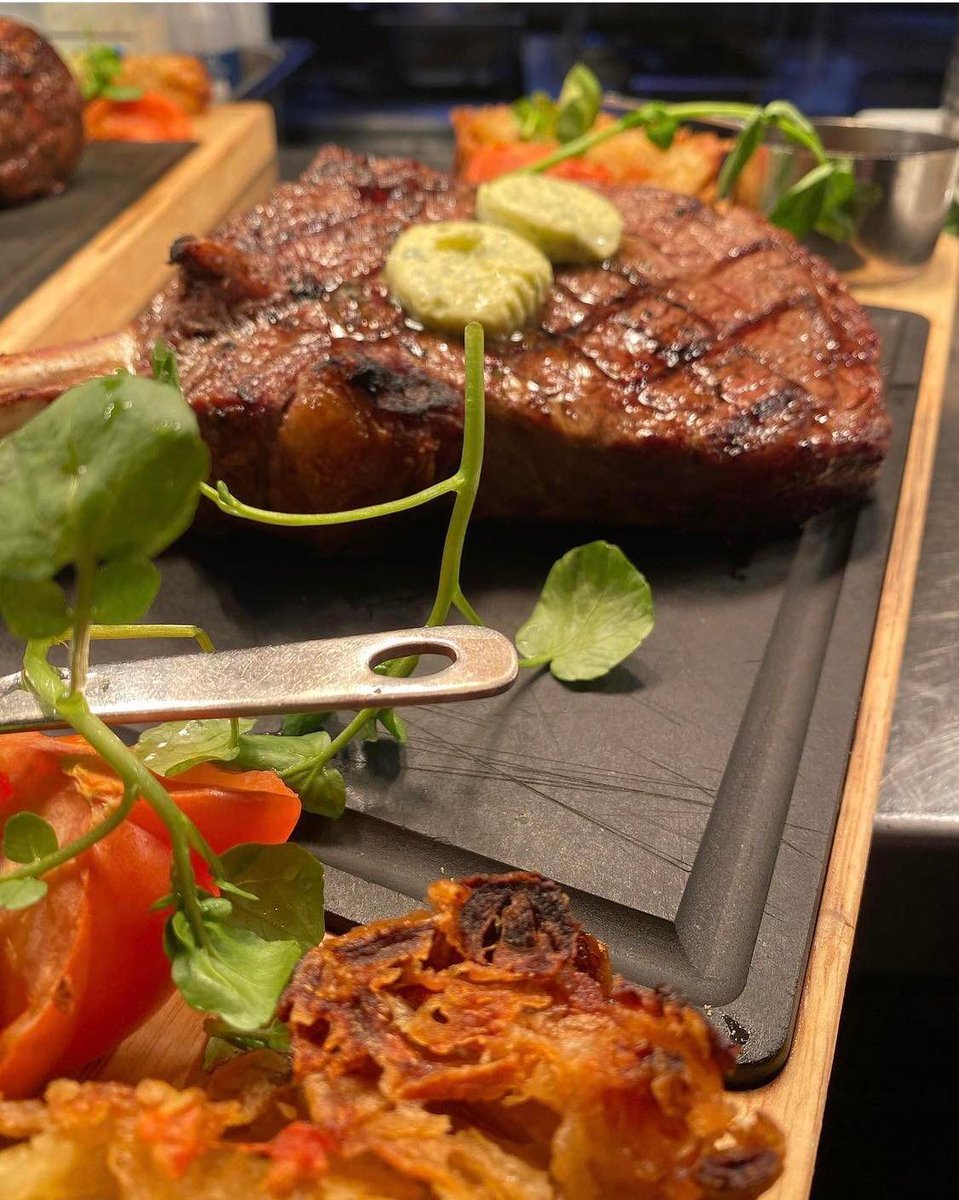 It's the weekend! Can we tempt you in to enjoy one of our succulent steaks...? We'll just leave this picture of our Côte de boeuf 28oz here for you while you make your mind up 😉