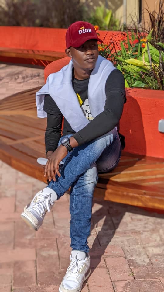 kemnique's tweet photo. Abantu mwaje kuri @RBCRwanda muri abo gushimirwa cyane gutanga amaraso ntako bisa nubwo ayanjye bahise bayamena ngo aranduye😂😂😂😂 . https://t.co/SpZtZovHBm