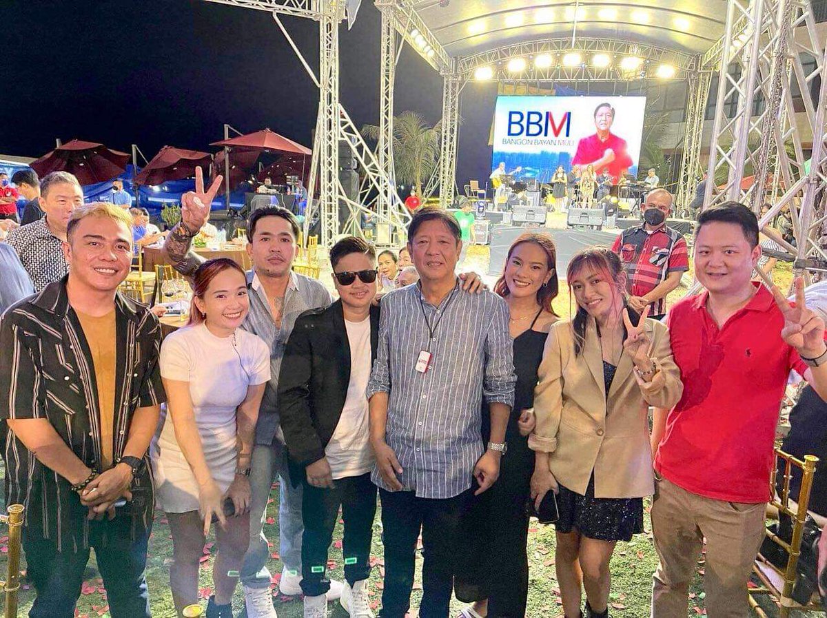 Maesioson_'s tweet photo. Thankyou for inviting Us ✨
Dinnerdate , thanks giving W/  our President @bongbongmarcos  🥺 🇵🇭
Isang karangalan po makasama sa kasaysayan na ito. 🙏 
#aladdinrecords #uniteam #bbmsarah https://t.co/6NKJObu5JK