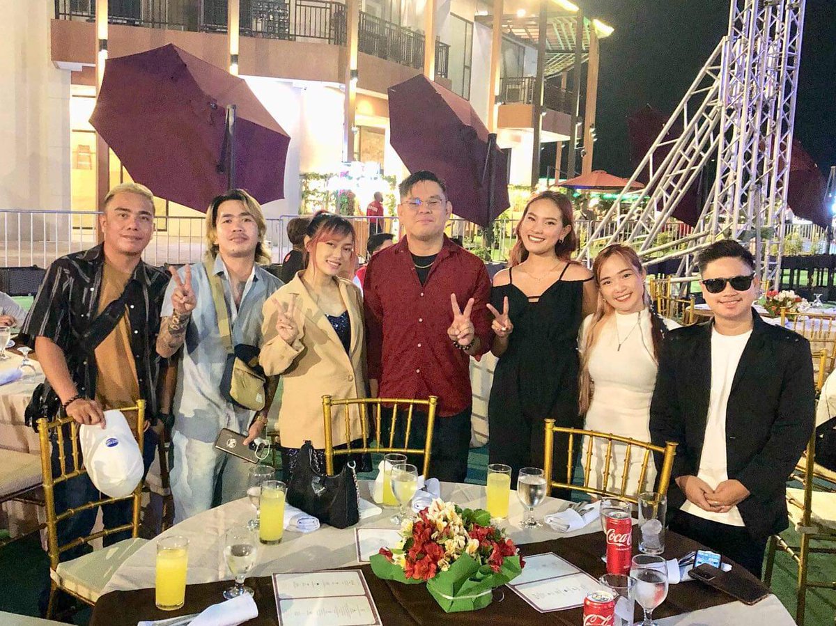 Maesioson_'s tweet photo. Thankyou for inviting Us ✨
Dinnerdate , thanks giving W/  our President @bongbongmarcos  🥺 🇵🇭
Isang karangalan po makasama sa kasaysayan na ito. 🙏 
#aladdinrecords #uniteam #bbmsarah https://t.co/6NKJObu5JK