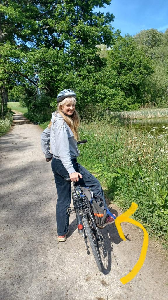 Course check for hoohaah <a href="/BarrEllisonLaw/">Barr Ellison Law</a> 10k @IckworthNT for @Power2InspireUK on this glorious afternoon with my trusty bike pannier that I've had since school!  At least 40 yrs old and tiny - way before laptops! Still does the job.