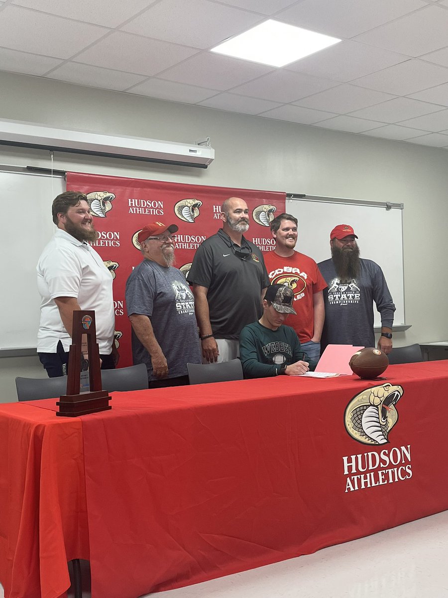 Melissa45946081's tweet photo. @Hunter_Young15 #Signingday #Webber @HobbsHideaway @hhscobras @cobrafball2017 @coachhicks16 @Coach__Gio @G2Grecruiting @CoachFerst5 @MrViny123 @WebberFB @CoachPotochney @MrCoachCraig https://t.co/7cgo27wvb1