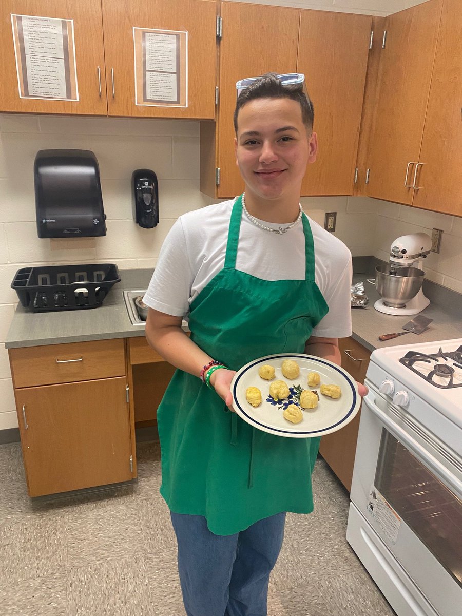 culinaryartslhs's tweet photo. Baking with a twist; we made PRETZELS! 🥨🥨🥨

#LHSCulinaryArts
#CTELockhart 
#LHS
#LockhartHS
#Pretzelday https://t.co/QD6GEcJmPF