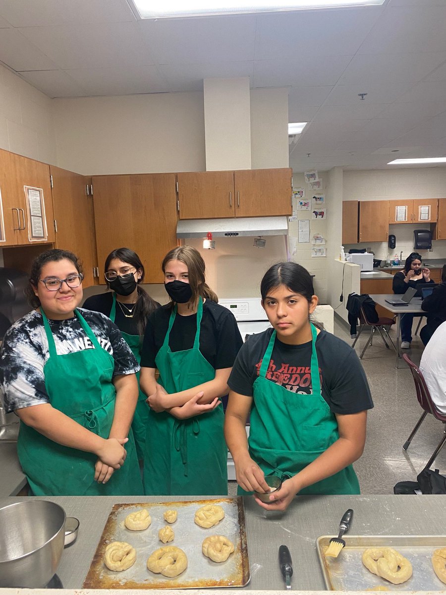 culinaryartslhs's tweet photo. Baking with a twist; we made PRETZELS! 🥨🥨🥨

#LHSCulinaryArts
#CTELockhart 
#LHS
#LockhartHS
#Pretzelday https://t.co/QD6GEcJmPF