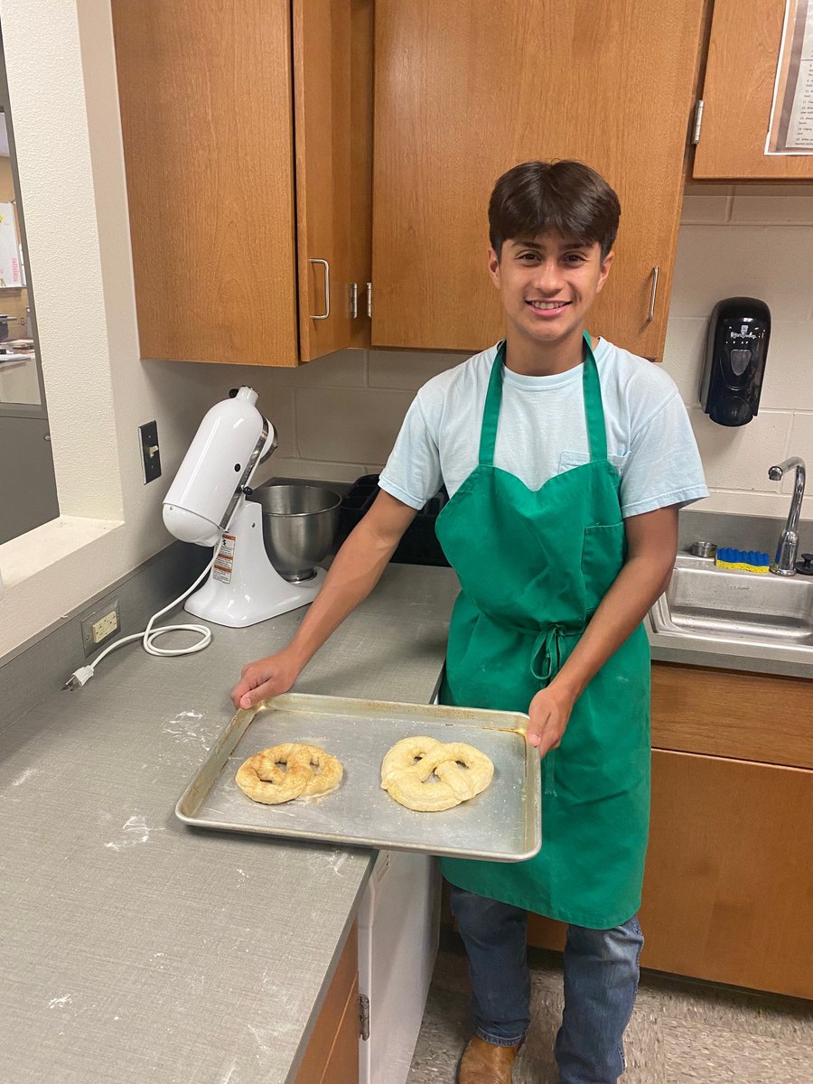 culinaryartslhs's tweet photo. Baking with a twist; we made PRETZELS! 🥨🥨🥨

#LHSCulinaryArts
#CTELockhart 
#LHS
#LockhartHS
#Pretzelday https://t.co/QD6GEcJmPF