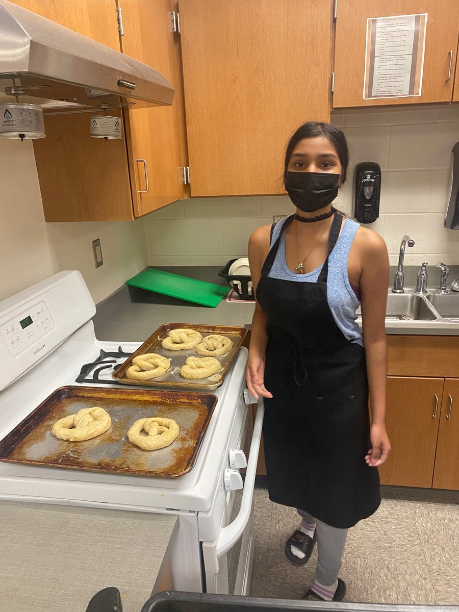 culinaryartslhs's tweet photo. Baking with a twist; we made PRETZELS! 🥨🥨🥨

#LHSCulinaryArts
#CTELockhart 
#LHS
#LockhartHS
#Pretzelday https://t.co/QD6GEcJmPF