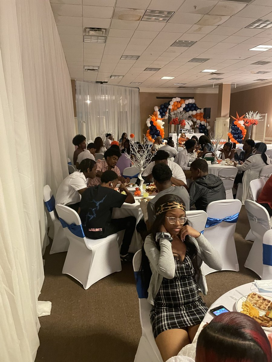 KimDurham1908's tweet photo. It’s Senior Season! We had an amazing time “Brunching” with the Class of 2022!!! @AntonioMBurt #KIPPMemphis #BacktoBasics #AFutureWithoutLimits https://t.co/rLuD6qXcZ2