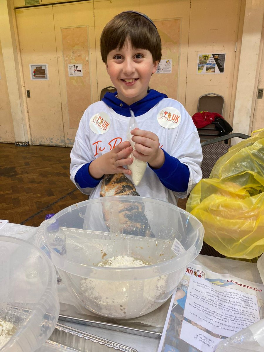 shabbat_uk's tweet photo. Hendon United Synagogue - Raleigh Close Challah Make! 
with Tanya Ohana from Garlic &amp; Ganache

#ShabbatUK https://t.co/a2mcuaZX01