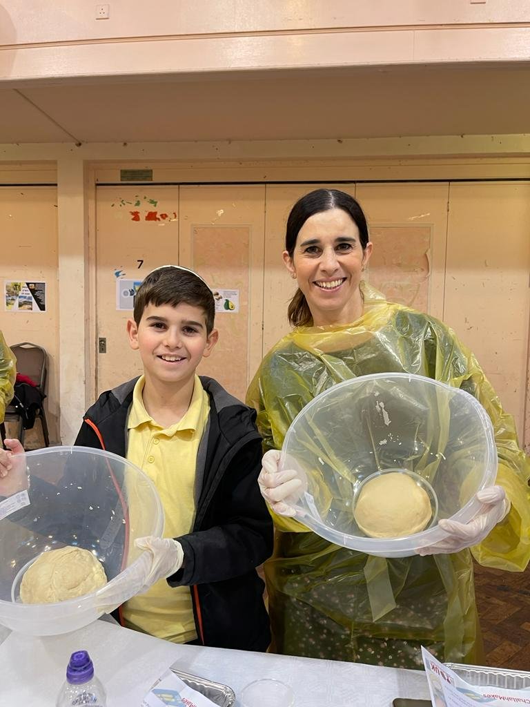 shabbat_uk's tweet photo. Hendon United Synagogue - Raleigh Close Challah Make! 
with Tanya Ohana from Garlic &amp; Ganache

#ShabbatUK https://t.co/a2mcuaZX01