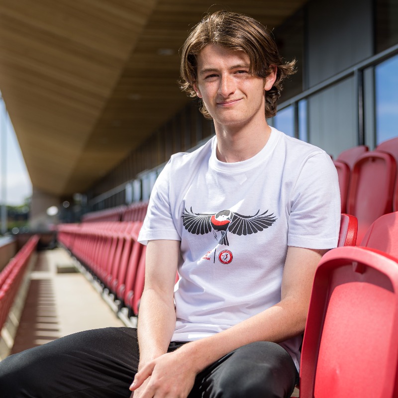 BristolCity's tweet photo. Ben Acey 🇬🇬
Tim Ap Sion 🇬🇬

Two of Guernsey’s brightest talents will join #BristolCity next season! 🤝