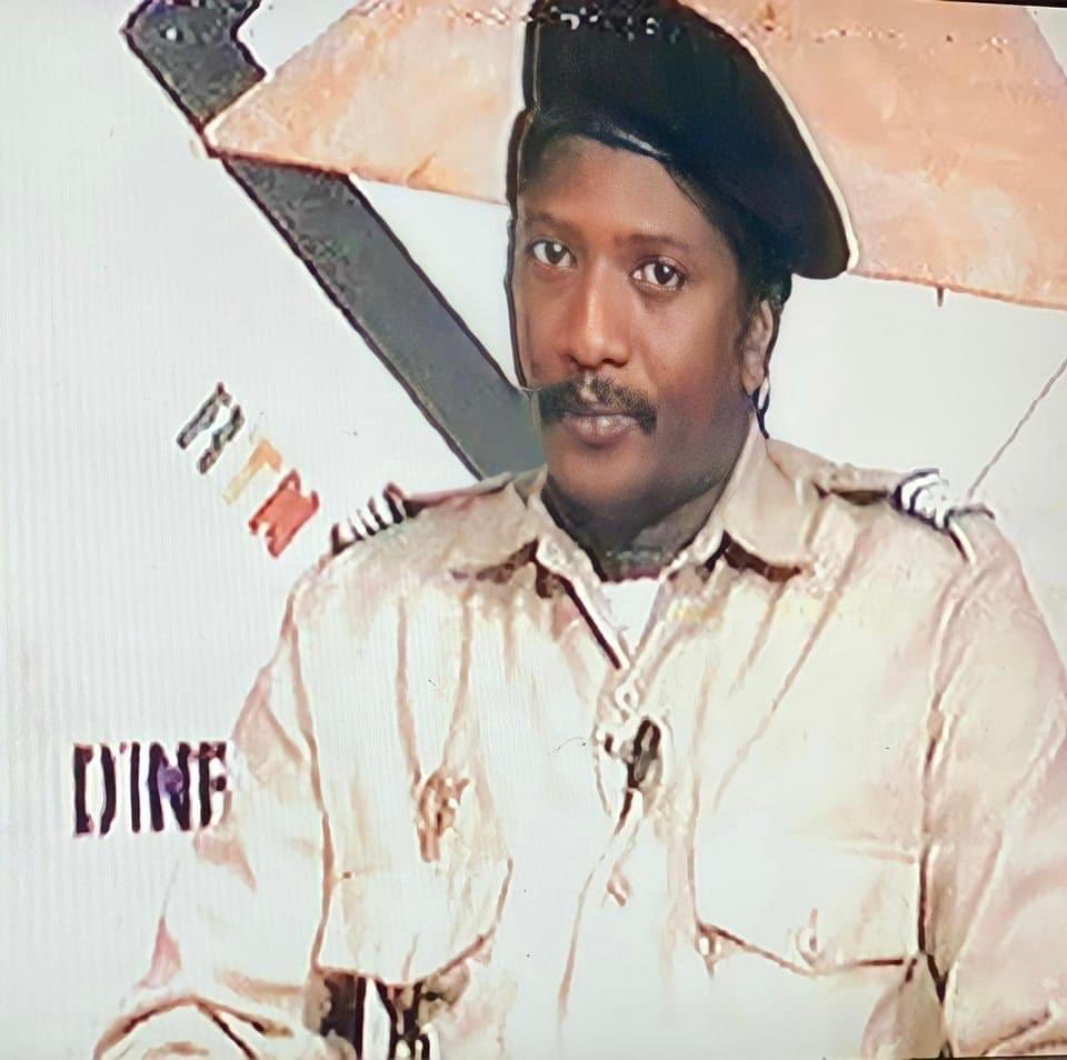 AshleyLelaMAIGA's tweet photo. La fièvre de l’uniforme militaire s’empare de la classe politique malienne. L’ex-premier ministre malien #ModiboSidibe a publié sur sa page Facebook une photo de ses années de flic, une manière de rappeler à la junte que lui aussi est un corps habillé. 😂😂😂#Mali https://t.co/gcIe4VHm52