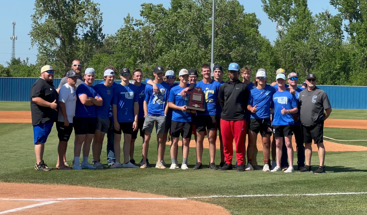 FlaggertJarrett's tweet photo. Academic State Champs!! 
3.86 team GPA💙💛
Also I was a valedictorian with a 4.0 GPA https://t.co/nsubFMXvGe