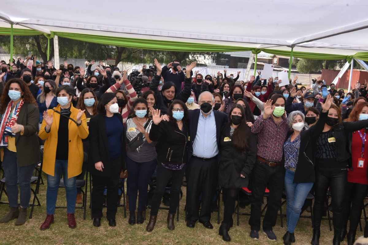 carlosmontestwt's tweet photo. En #SanJoaquin, entregamos subsidios a 942 familias, que tendrán su vivienda definitiva en la comuna. Junto al alcalde Cristóbal Labra, @ServiuRM y @MinvuRM; y tras un gran trabajo de dirigentes y comités de Vivienda que trabajaron, soñaron, y confiaron. #Seguimos
@Minvu https://t.co/BKxYXcheMy