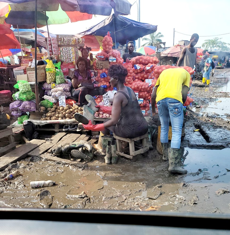 DBangala's tweet photo. #Itaga ( le marché provisoire en attendant la reconstruction du Grand Marché Zando) Après quelques mètres, les pieds dans la boue, ma fille s'arrête et se met à pleurer, disant qu'elle ne pouvait pas continuer, dégoûtée...#MukalSoMafuta https://t.co/w1frrYBT5T
