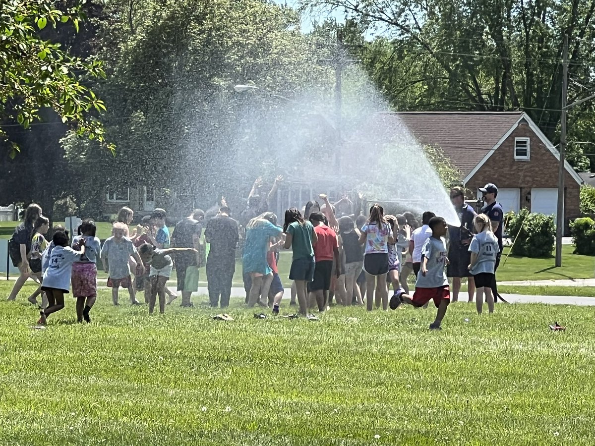 JoniSextonDLS's tweet photo. Field day @Central_MCSD was a huge success! Students had a fantastic day! #purpose4purpose #Thisiswe #MiddieRising https://t.co/VWWed92kMG